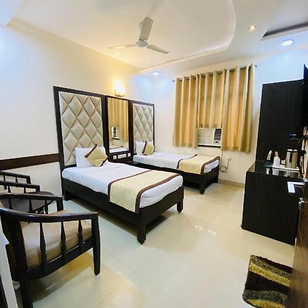 Hotel Pradeep Palace Gorakhpur Exteriör bild