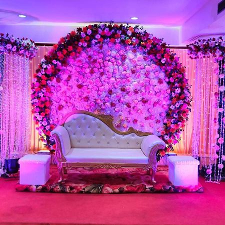 Hotel Pradeep Palace Gorakhpur Exteriör bild