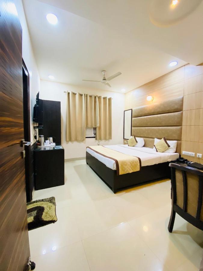 Hotel Pradeep Palace Gorakhpur Exteriör bild