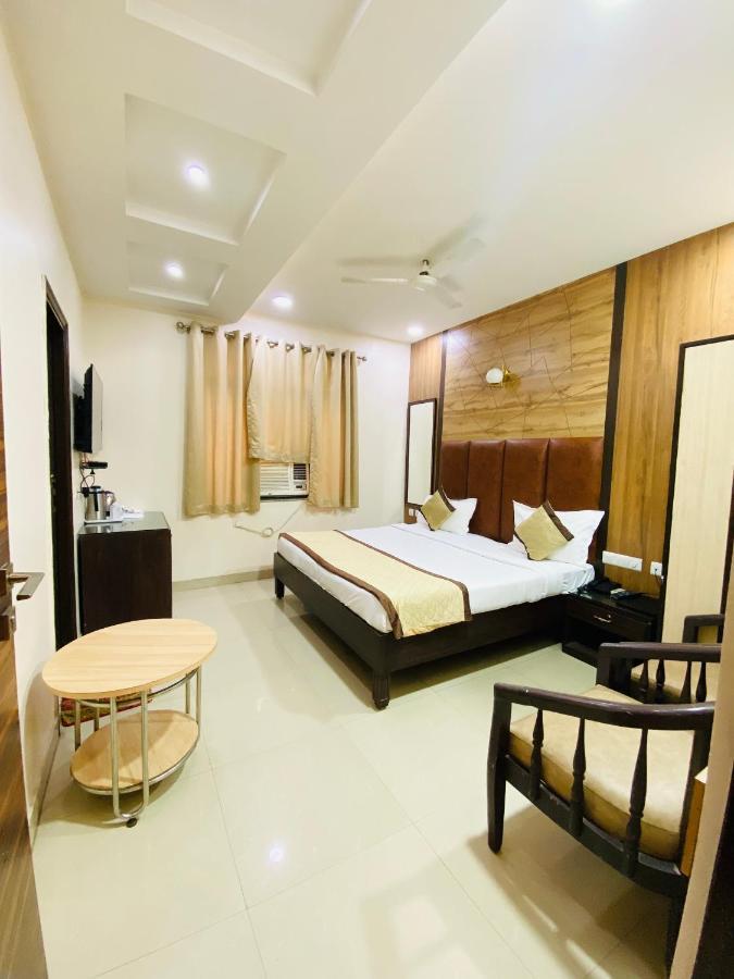 Hotel Pradeep Palace Gorakhpur Exteriör bild