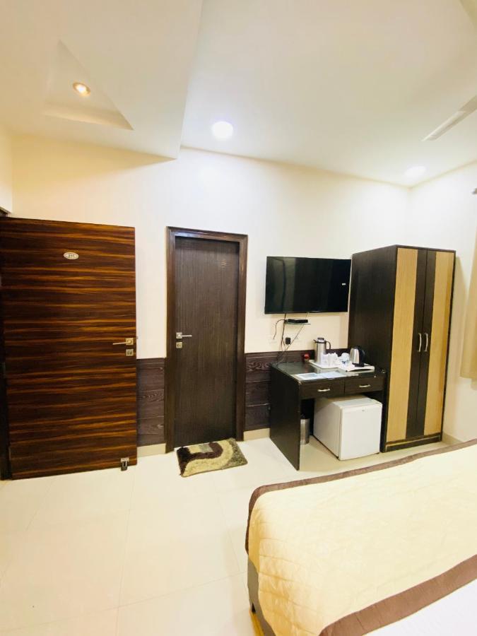 Hotel Pradeep Palace Gorakhpur Exteriör bild