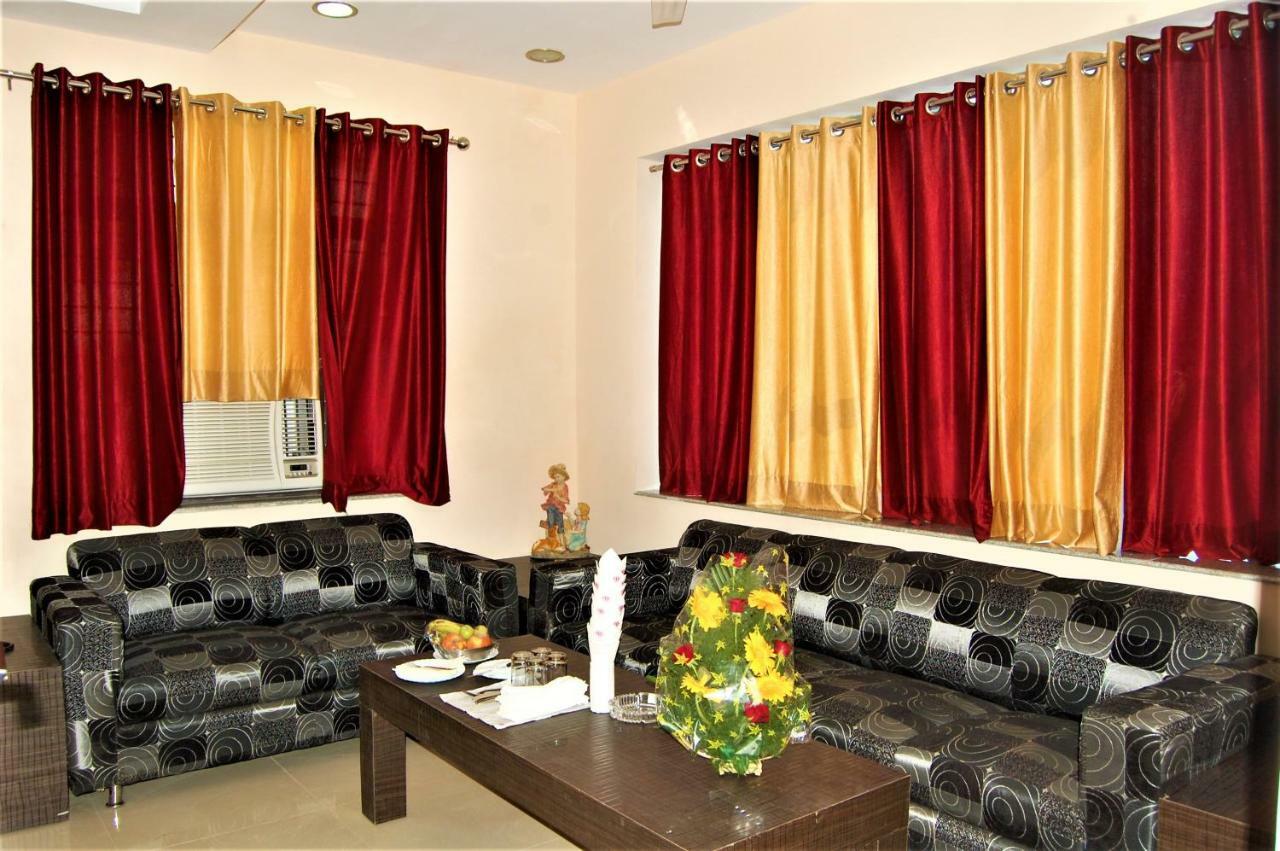 Hotel Pradeep Palace Gorakhpur Exteriör bild
