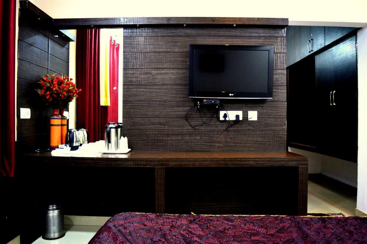 Hotel Pradeep Palace Gorakhpur Exteriör bild